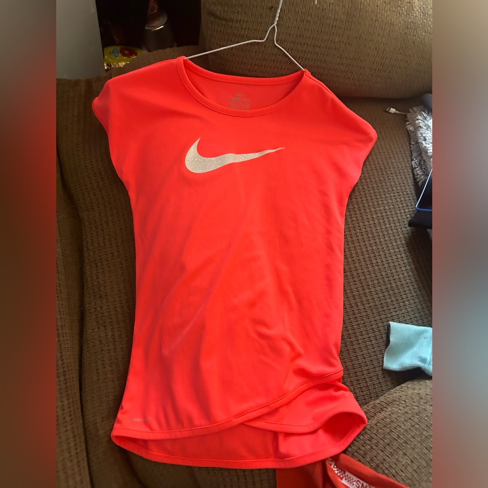 Girls size 6x pink Nike shirt crossed at the bottom
